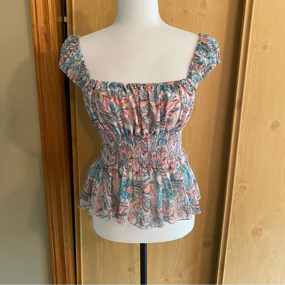 Urban Outfitters • Chiffon Cropped Capsleeve Blouse in Floral Print - Picture 2 of 12